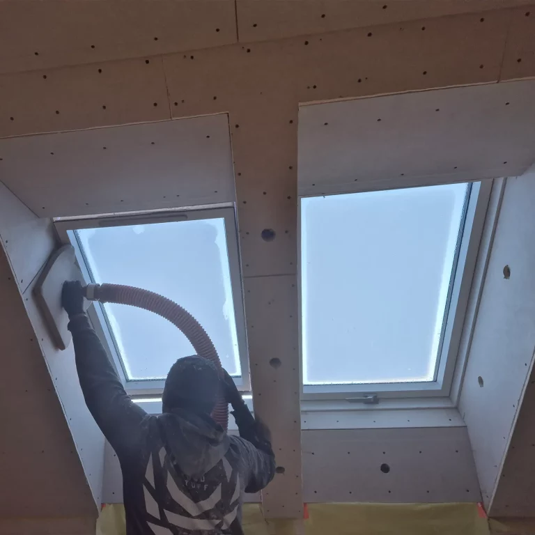 pracownik-isoterm-ocieplajacy-okno-1500x1500