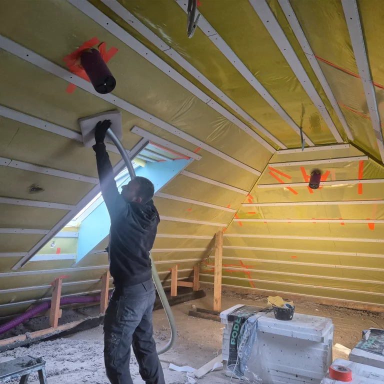 pracownik-ocieplajacy-poddasze-1500x1500