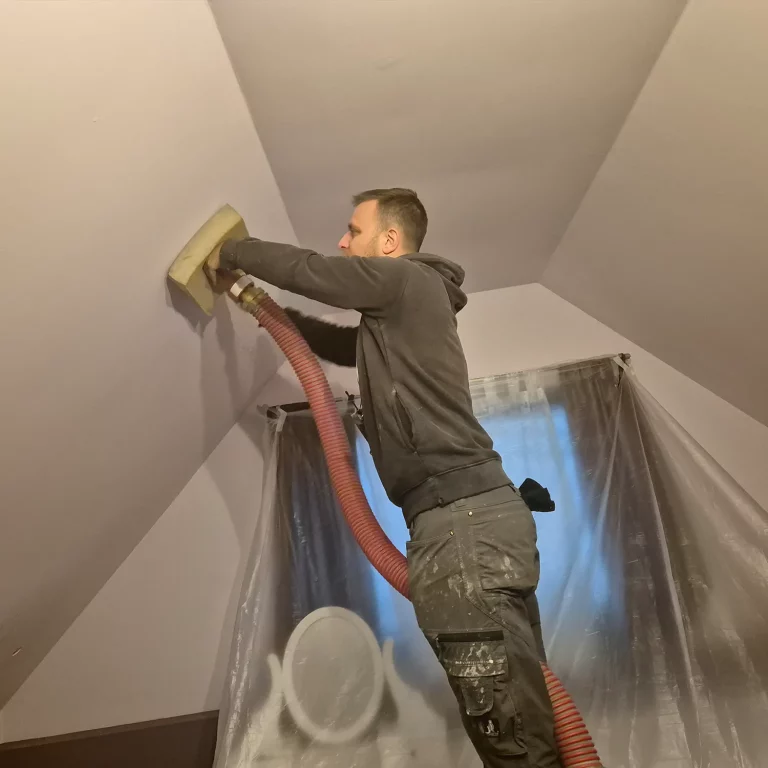 pracownik-ocieplajacy-sufit-1500x1500